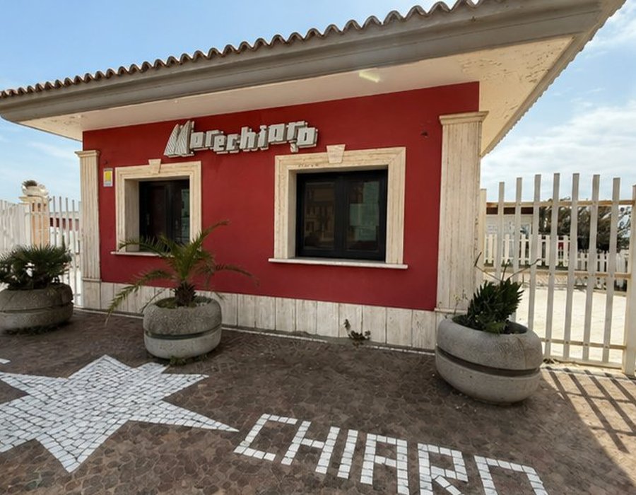 La facciata rossa dello stabilimento Marechiaro a Ostia con insegna